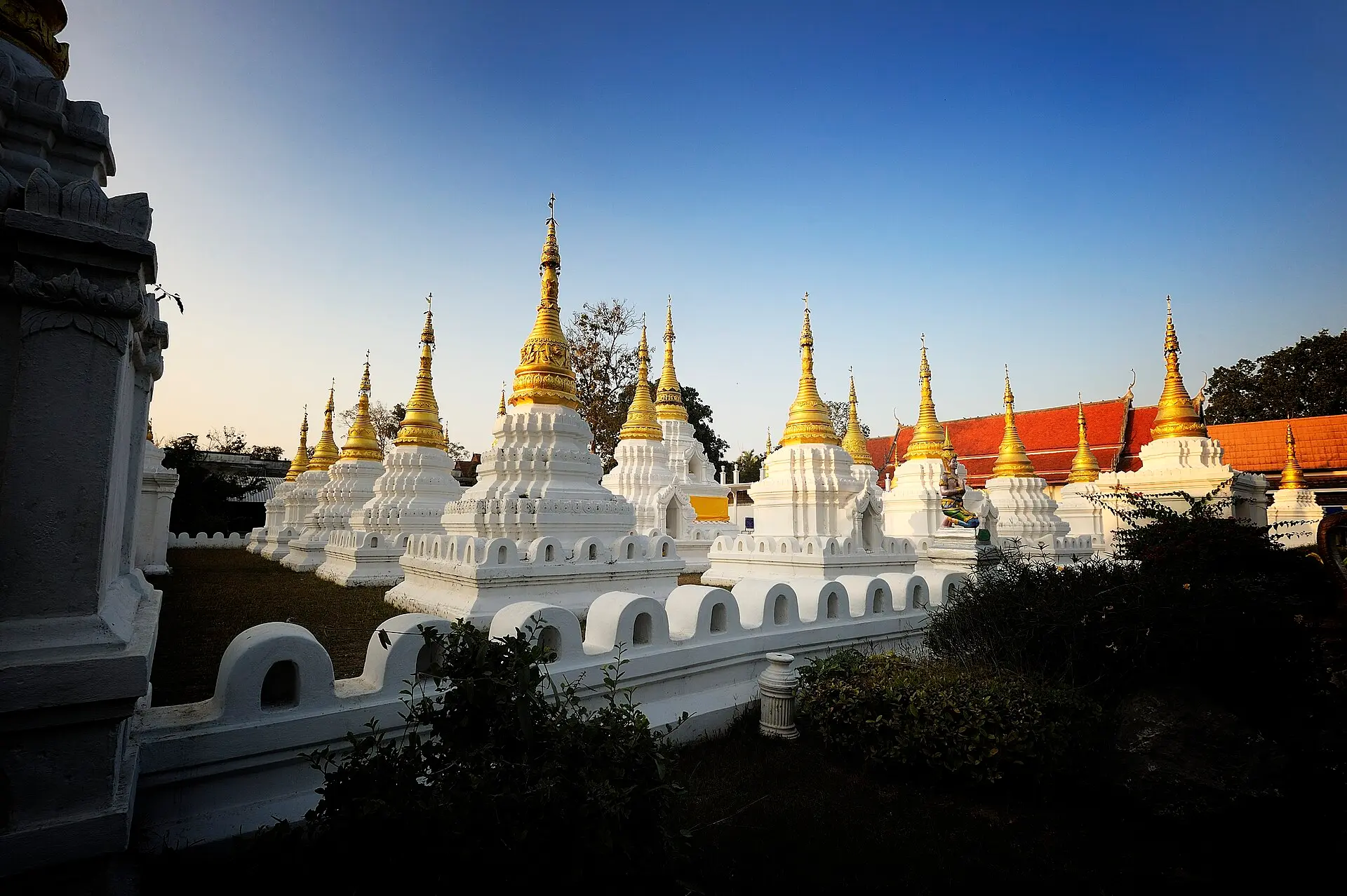 กลุ่มเจดีย์สีขาวยามเย็น วัดพระเจดีย์ซาวหลัง จังหวัดลำปาง